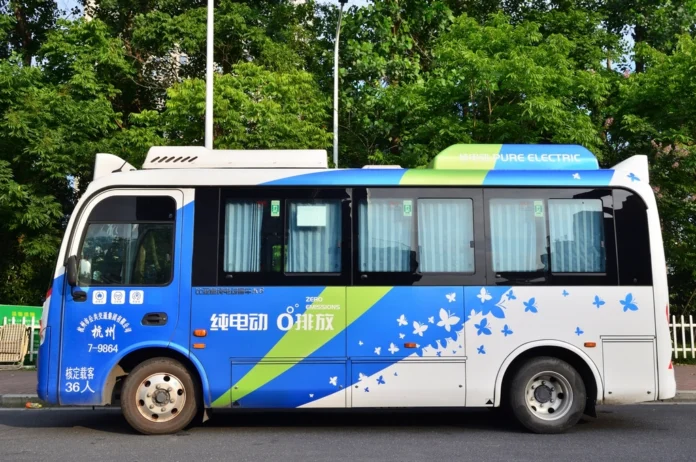 Электромобиль BYD на зарядной станции