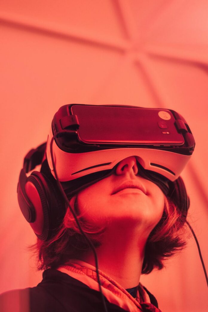 VR-очки на белом фоне