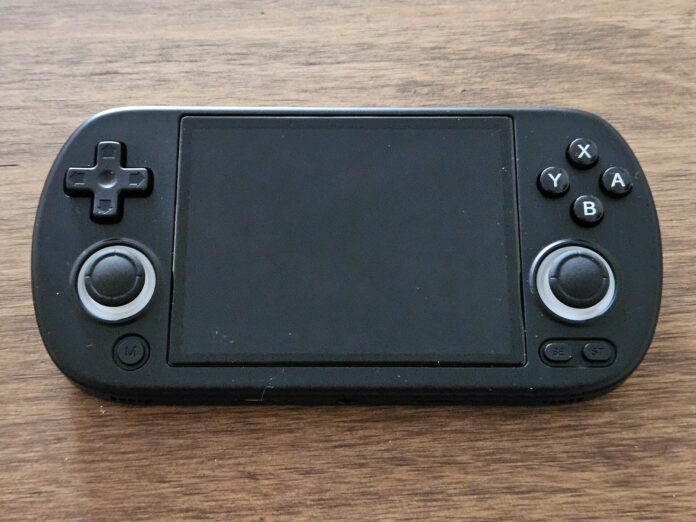 Портативная игровая консоль-раскладушка с двумя экранами